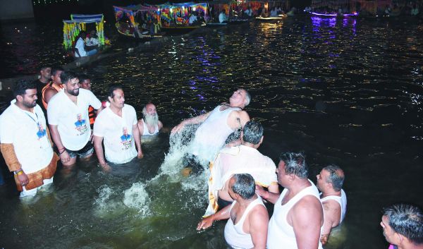 सीएम बघेल ने पवित्र पुन्नी स्नान किया 