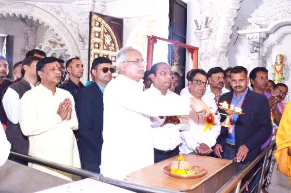 सीएम ने की मां बम्लेश्वरी की पूजा