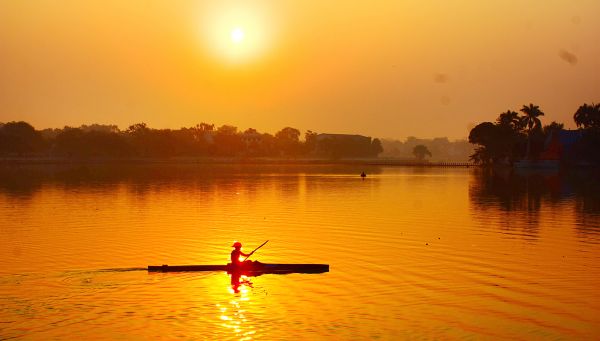 राजधानी के बूढ़ातालाब में नौका स्पर्धा केनोइंग के प्रतिस्पर्धी खिलाड़ी अपना अभ्यास करते हुए। यहां खिलाड़ी रोज सुबह-शाम अभ्यास करते हैं। तस्वीर / ‘छत्तीसगढ़’ / जय गोस्वामी