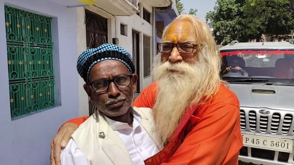 अयोध्या में ईद के अवसर पर रामलला के मुख्य पुजारी आचार्य सत्येंद्र दास, बाबरी मस्जिद के पूर्व पक्षकार इकबाल अंसारी के घर पहुंचे और गले मिलकर सत्येंद्र दास ने अंसारी को ईद की बधाई दी।