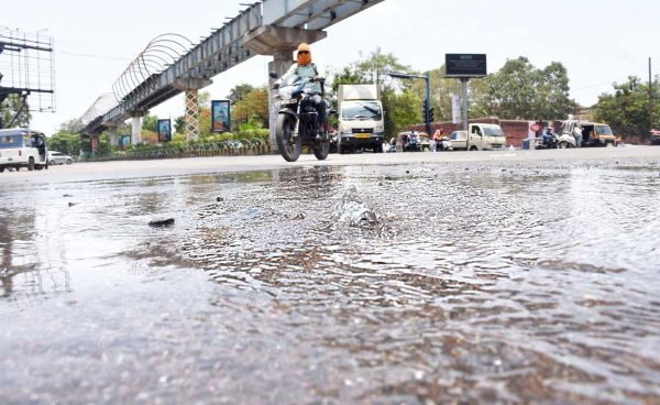 जलमग्न सडक़