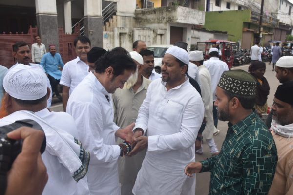 बकरीद पर ईदगाह में नमाज के बाद गले मिलकर एक दूसरे को मुबारकबाद देते हुए जमाती