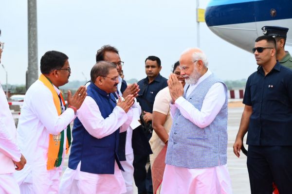 प्रधानमंत्री मोदी रायपुर पहुंचे