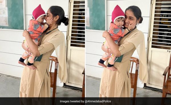 गुजरात…मां परीक्षा दे रही है और बाहर महिला पुलिस कांस्टेबल उनके बच्चे की देखभाल कर रही है…खाकी का यह खूबसूरत चेहरा भी क़ाबिले गौर है….