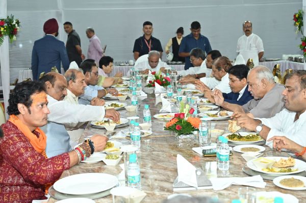 कल रात हुई डिनर डिप्लोमेसी 