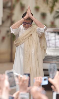 हर इतवार अपने चाहने वालों की भीड़ के बीच