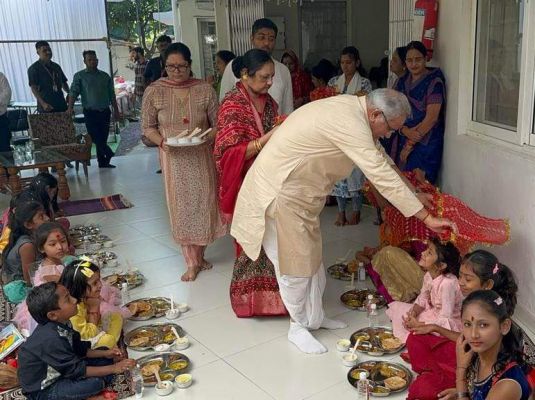 सीएम ने नवमीं के मौके पर कन्या पूजन किया