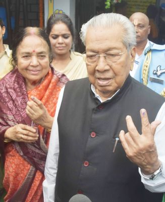 राज्यपाल विश्वभूषण हरिचंदन एवं प्रथम महिला श्रीमती सुप्रभा हरिचंदन ने सिहावा भवन सिविल लाईन्स स्थित आदर्श मतदान केंद्र पहुंच कर अपने मताधिकार का प्रयोग किया। (तस्वीर/‘छत्तीसगढ़’)