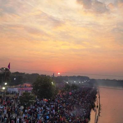 अरपा नदी पर देश का सबसे लंबा छठ घाट है। आज यहां हजारों लोगों ने सुबह उगते सूरज को अर्घ्य दिया। चार दिन की छठ पूजा का समापन यहां हुआ। 