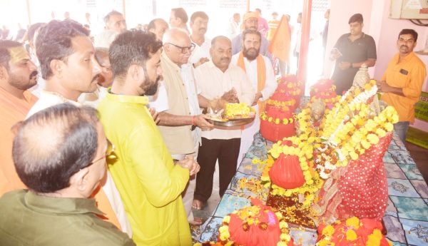 22 जनवरी को अयोध्या में नवनिर्मित तीर्थ में श्री रामलला की प्राण प्रतिष्ठा समारोह आयोजित है। इसके लिए मंदिर न्यास देश भर से सनातनियों को आमंत्रित किया है। इसके लिए अक्षत कलश शहर और गांव-गांव ले जाए जा रहे हैं। राजधानी के शक्ति पीठ महामाया मंदिर में इन कलशों का पूजन कर रवाना किया। तस्वीर ‘छत्तीसगढ़’