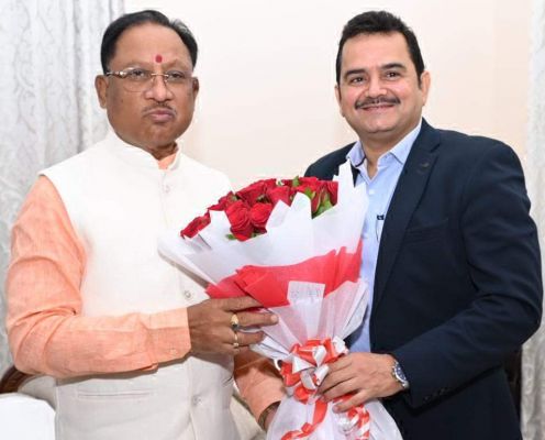 मुख्यमंत्री विष्णुदेव साय से आज यहां राज्य अतिथि गृह पहुना में मुख्यमंत्री के सचिव पी. दयानंद ने सौजन्य मुलाकात की। मुख्यमंत्री ने श्री दयानंद को नया दायित्व मिलने पर शुभकामनाएं दी। गौरतलब है कि पी. दयानंद भारतीय प्रशासनिक सेवा के 2006 बैच के अधिकारी है और उन्हें मुख्यमंत्री के सचिव के पद पर पदस्थ किया गया है।