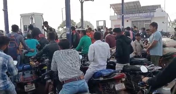 राजधानी के बाहरी इलाकों के पेट्रोल पंप में भी लंबी कतारें...।