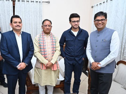आज राज्य अतिथि गृह पहुना, रायपुर में मुख्यमंत्री विष्णु देव साय की उपस्थिति में बीसीसीआई के पूर्व चेयरमैन एवं भारतीय क्रिकेट टीम के पूर्व कप्तान  सौरव गांगुली से सौजन्य भेंट कर विभिन्न विषयों पर चर्चा की।