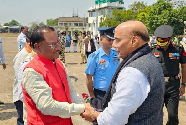 केंद्रीय मंत्री राजनाथ सिंह का विमानतल पर स्वागत