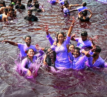 राजधानी के युवाओं में होली का रंग चढ़ चुका है। रंग गुलाल के साथ टमाटर को रस से भी खेला जा रहा है। इंदुलाल पटेल के कैमरे की नजर से ---