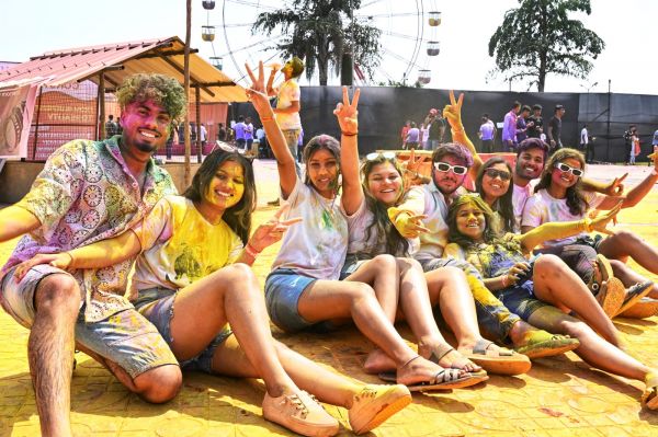 रायपुर। राजधानी के युवाओं में होली का रंग चढ़ चुका है। रंग गुलाल के साथ टमाटर को रस से भी खेला जा रहा है। इंदुलाल पटेल के कैमरे की नजर से ---