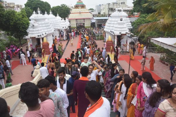 गायत्री नगर स्थित मंदिर में महाप्रभु जगन्नाथ के दर्शन के लिए भक्तों की लंबी कतार। वहीं विशेष पूजन के साथ भगवान को भोग भी लगाया गया।