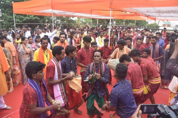 गायत्री नगर स्थित मंदिर में महाप्रभु जगन्नाथ के दर्शन के लिए भक्तों की लंबी कतार। वहीं विशेष पूजन के साथ भगवान को भोग भी लगाया गया।