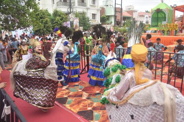 गायत्री नगर स्थित मंदिर में महाप्रभु जगन्नाथ के दर्शन के लिए भक्तों की लंबी कतार। वहीं विशेष पूजन के साथ भगवान को भोग भी लगाया गया।