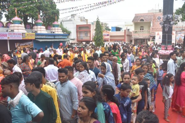 गायत्री नगर स्थित मंदिर में महाप्रभु जगन्नाथ के दर्शन के लिए भक्तों की लंबी कतार। वहीं विशेष पूजन के साथ भगवान को भोग भी लगाया गया।