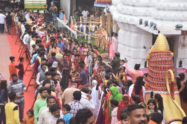 गायत्री नगर स्थित मंदिर में महाप्रभु जगन्नाथ के दर्शन के लिए भक्तों की लंबी कतार। वहीं विशेष पूजन के साथ भगवान को भोग भी लगाया गया।