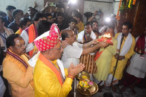 गायत्री नगर स्थित मंदिर में महाप्रभु जगन्नाथ के दर्शन के लिए भक्तों की लंबी कतार। वहीं विशेष पूजन के साथ भगवान को भोग भी लगाया गया।