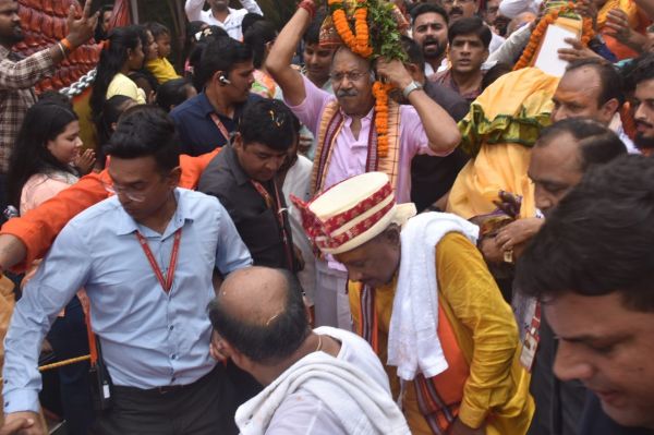गायत्री नगर स्थित मंदिर में महाप्रभु जगन्नाथ के दर्शन के लिए भक्तों की लंबी कतार। वहीं विशेष पूजन के साथ भगवान को भोग भी लगाया गया।
