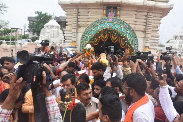 गायत्री नगर स्थित मंदिर में महाप्रभु जगन्नाथ के दर्शन के लिए भक्तों की लंबी कतार। वहीं विशेष पूजन के साथ भगवान को भोग भी लगाया गया।