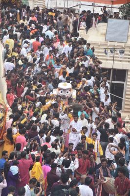 गायत्री नगर स्थित मंदिर में महाप्रभु जगन्नाथ के दर्शन के लिए भक्तों की लंबी कतार। वहीं विशेष पूजन के साथ भगवान को भोग भी लगाया गया।
