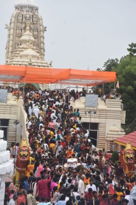 गायत्री नगर स्थित मंदिर में महाप्रभु जगन्नाथ के दर्शन के लिए भक्तों की लंबी कतार। वहीं विशेष पूजन के साथ भगवान को भोग भी लगाया गया।