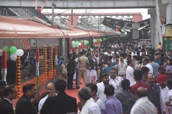 विशाखापट्टनम वंदेभारत एक्सप्रेस के उद्घाटन के मौके पर रायपुर स्टेशन की तस्वीरें ।