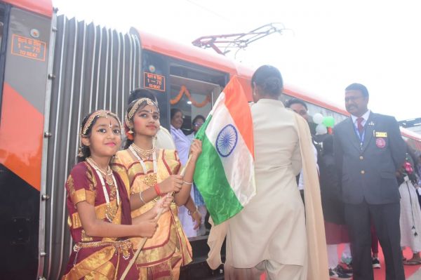विशाखापट्टनम वंदेभारत एक्सप्रेस के उद्घाटन के मौके पर रायपुर स्टेशन की तस्वीरें ।