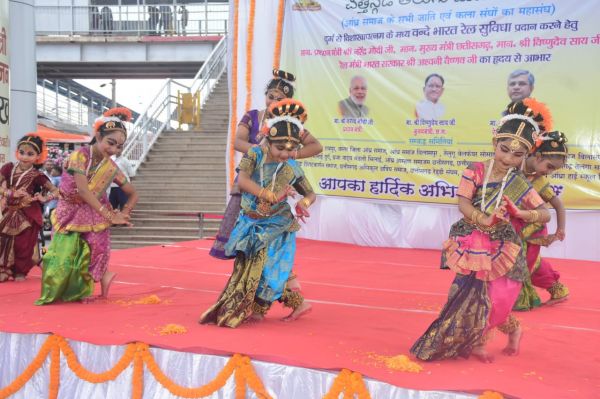 विशाखापट्टनम वंदेभारत एक्सप्रेस के उद्घाटन के मौके पर रायपुर स्टेशन की तस्वीरें ।