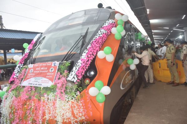 विशाखापट्टनम वंदेभारत एक्सप्रेस के उद्घाटन के मौके पर रायपुर स्टेशन की तस्वीरें ।