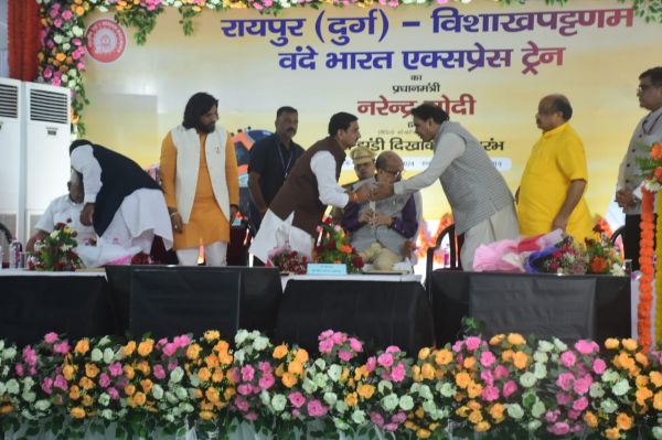 विशाखापट्टनम वंदेभारत एक्सप्रेस के उद्घाटन के मौके पर रायपुर स्टेशन की तस्वीरें ।