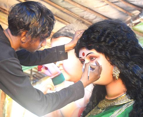 ममतामयी और शक्तिस्वरूपा मां दुर्गा बुधवार से विराजेंगीं। मां के इसी स्वरूप को अंतिम रूप देता एक कलाकार। तस्वीर / ‘छत्तीसगढ़’ 