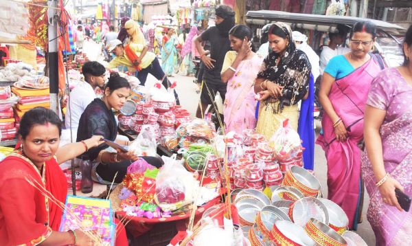 कल करवा चौथ, बाजार में सुहागिनों की धूम