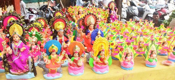 दीपावली की रात लक्ष्मी-गणेश की पूजा का सबसे अधिक महत्व होता है। शुभ मुहूर्त में पूजन करने से घर में सुख-समृद्धि और खुशियां आती हैं। राजधानी के बाजार में लक्ष्मी-गणेश की मूर्तियां सजी हैं। तस्वीर /‘छत्तीसगढ़’