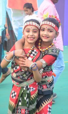 नवा रायपुर में तीन दिवसीय राज्योत्सव का बुधवार शाम को समापन हुआ। इस मौके पर रंगारंग सांस्कृतिक कार्यक्रमों का भी मंचन हुआ। छत्तीसगढ़ी लोक नृत्य के लिए पारंपरिक वेशभूषा में नन्हीं बालिकाएं। तस्वीर / ‘छत्तीसगढ़’ 