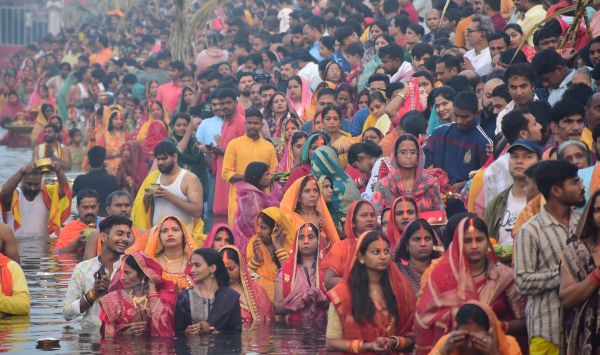 उदय होते सूर्य को अर्घ्य  