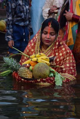 उदय होते सूर्य को अर्घ्य
