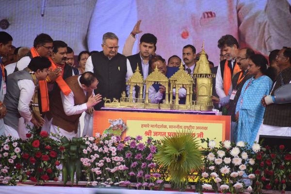 जनादेश परब- साइंस कॉलेज मैदान में आयोजित जनादेश परब कार्यक्रम शुरू । मंच पर राष्ट्रीय अध्यक्ष जेपी नड्ढा, सीएम विष्णु देव साय, स्पीकर रमन सिंह सभी मंत्री मंच पर मौजूद रहे