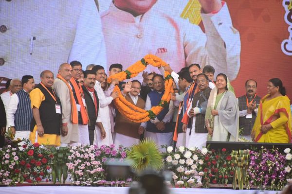 जनादेश परब- साइंस कॉलेज मैदान में आयोजित जनादेश परब कार्यक्रम शुरू । मंच पर राष्ट्रीय अध्यक्ष जेपी नड्ढा, सीएम विष्णु देव साय, स्पीकर रमन सिंह सभी मंत्री मंच पर मौजूद रहे