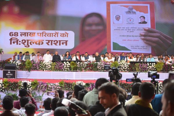 साइंस कॉलेज मैदान में आयोजित जनादेश परब कार्यक्रम शुरू । मंच पर राष्ट्रीय अध्यक्ष जेपी नड्ढा, सीएम विष्णु देव साय, स्पीकर रमन सिंह सभी मंत्री मंच पर मौजूद रहे