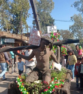 विदा वर्ष को खुशनुमा मनाने मनेन्द्रगढ़ की धरा पर उतरा बहुरूपियों का संसार
