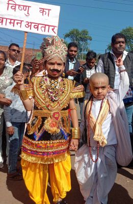 विदा वर्ष को खुशनुमा मनाने मनेन्द्रगढ़ की धरा पर उतरा बहुरूपियों का संसार