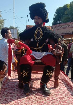 विदा वर्ष को खुशनुमा मनाने मनेन्द्रगढ़ की धरा पर उतरा बहुरूपियों का संसार