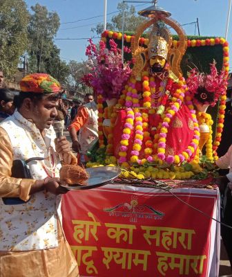 विदा वर्ष को खुशनुमा मनाने मनेन्द्रगढ़ की धरा पर उतरा बहुरूपियों का संसार