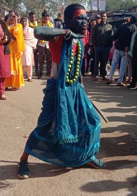 विदा वर्ष को खुशनुमा मनाने मनेन्द्रगढ़ की धरा पर उतरा बहुरूपियों का संसार