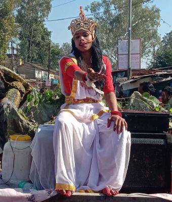 विदा वर्ष को खुशनुमा मनाने मनेन्द्रगढ़ की धरा पर उतरा बहुरूपियों का संसार